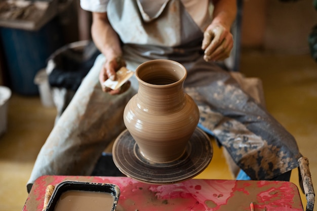 Artisan à angle élevé faisant de la poterie