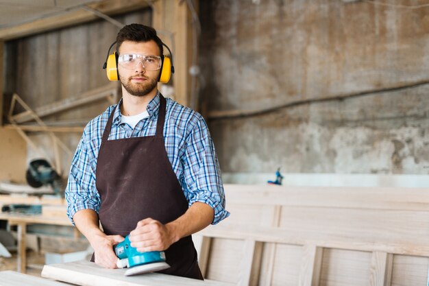 Artisan barbu posant pour la photographie