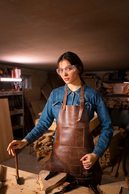 Artisan à coup moyen faisant de la coupe de bois