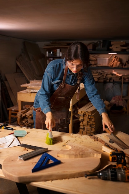 Photo gratuite artisan à coup moyen faisant de la coupe de bois