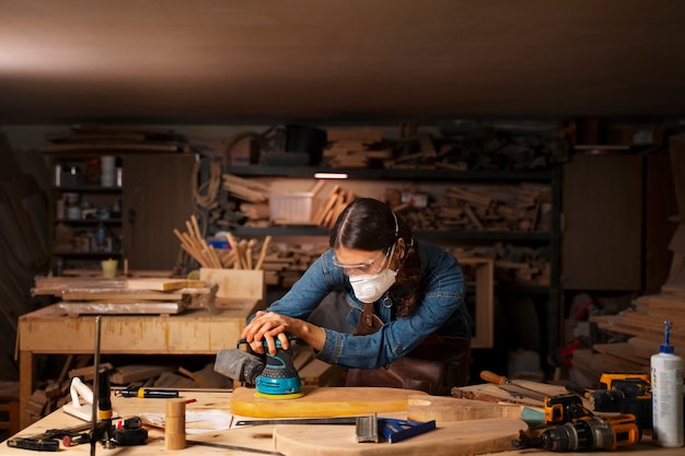 Artisan à coup moyen faisant de la coupe de bois