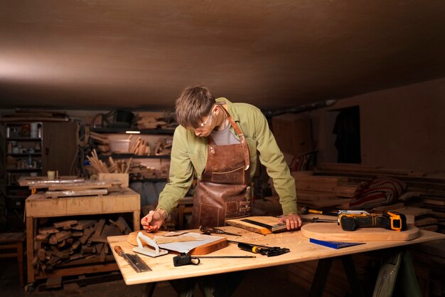 Artisan à coup moyen faisant de la coupe de bois