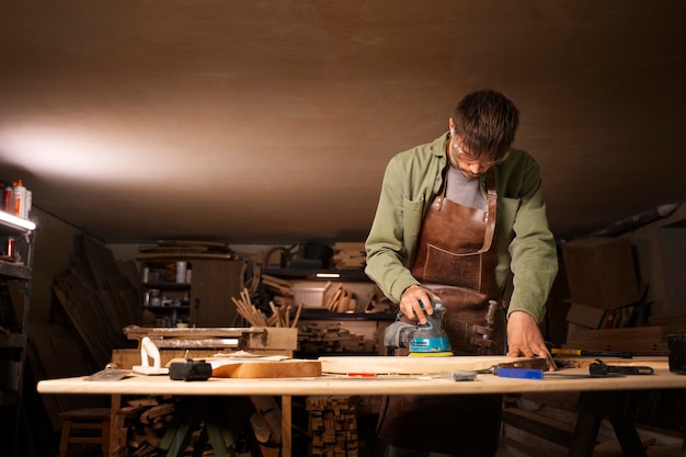 Photo gratuite artisan à coup moyen faisant de la coupe de bois