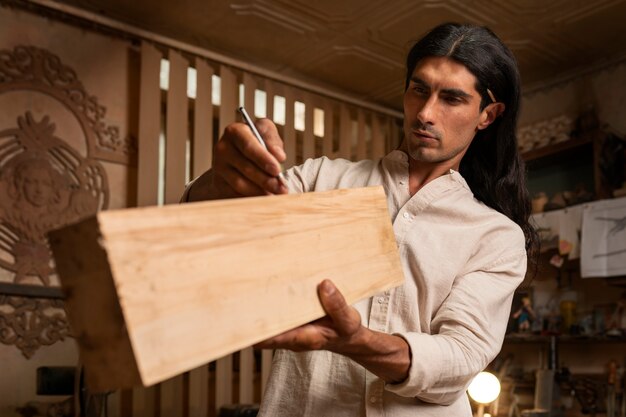 Artisan faisant de la coupe de bois