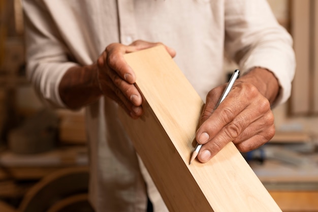 Photo gratuite artisan faisant de la coupe de bois