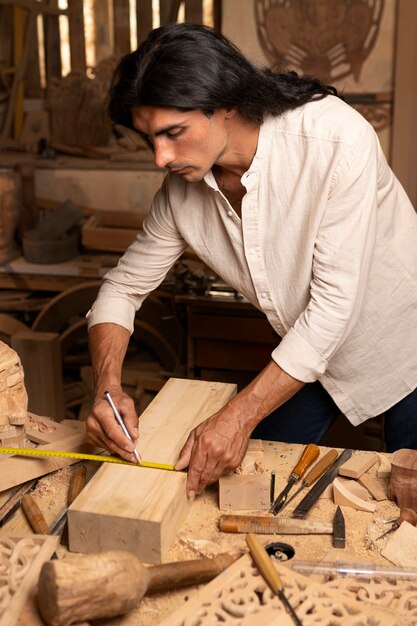 Artisan faisant de la coupe de bois