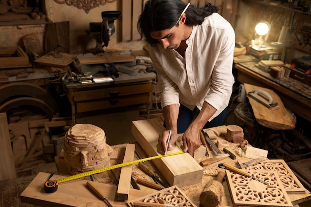 Photo gratuite artisan faisant de la coupe de bois