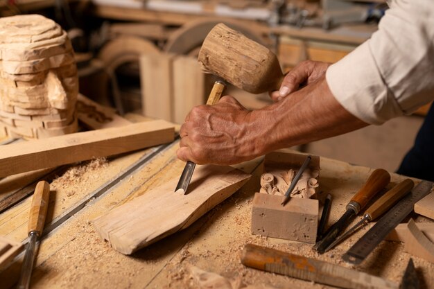 Artisan faisant de la coupe de bois