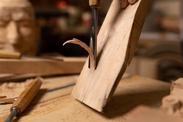 Photo gratuite artisan faisant de la coupe de bois