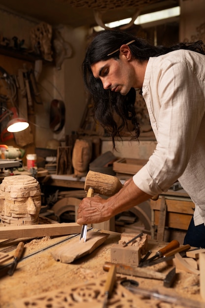 Photo gratuite artisan faisant de la coupe de bois