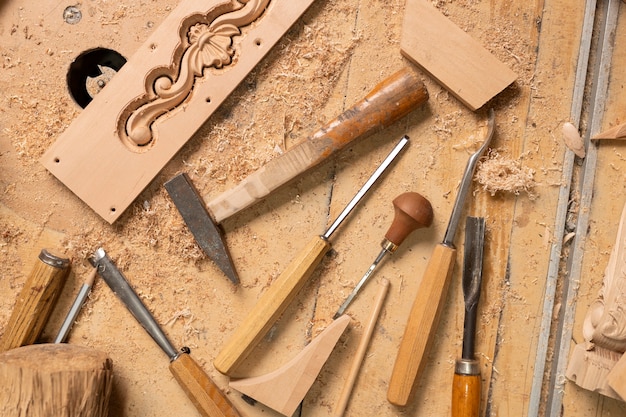 Photo gratuite artisan faisant de la coupe de bois