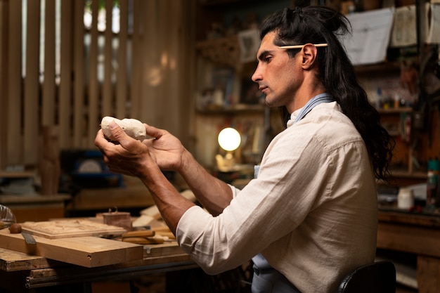 Photo gratuite artisan faisant de la coupe de bois