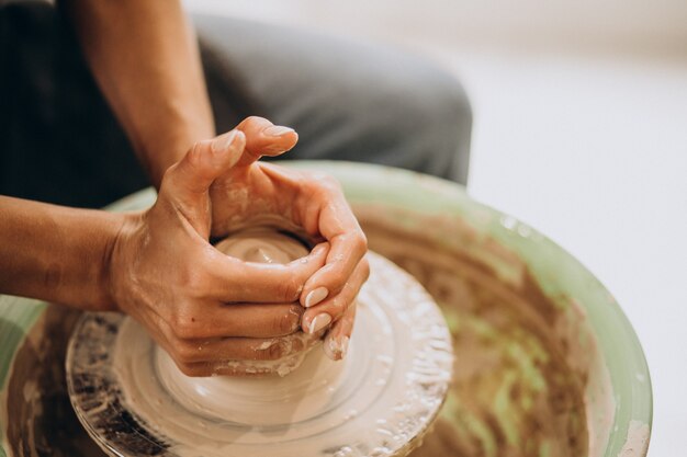 Artisan femme dans un magasin de poterie