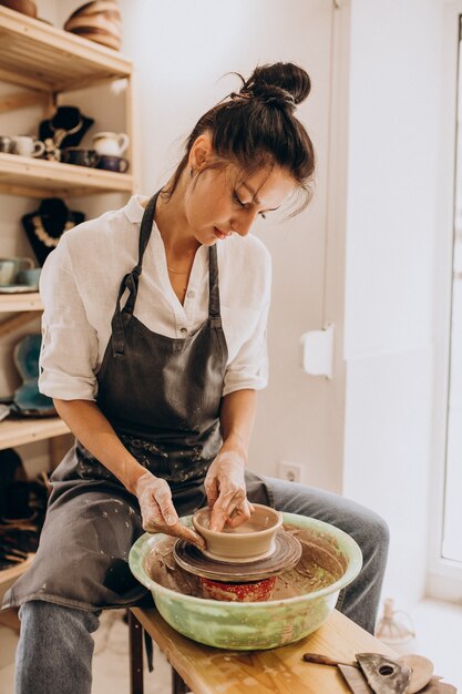 Artisan femme dans un magasin de poterie