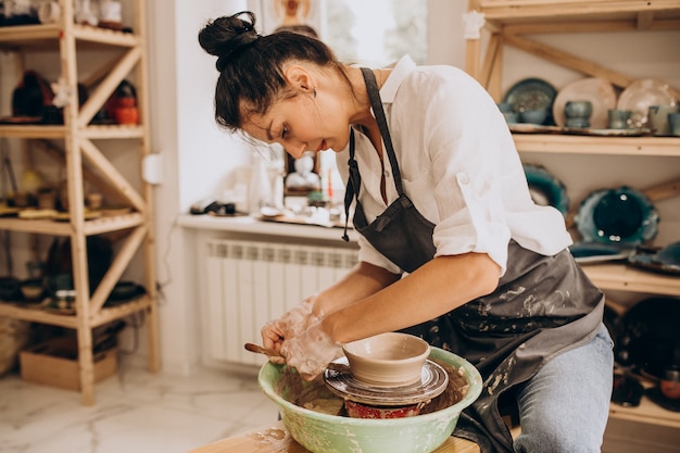 Photo gratuite artisan femme dans un magasin de poterie