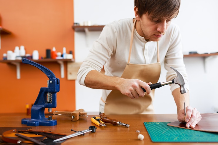 Photo gratuit l'artisan à l'œuvre