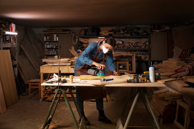 Artisan plein coup faisant de la coupe de bois