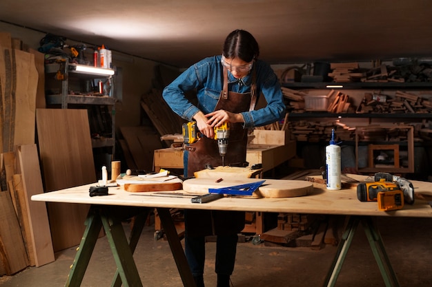 Photo gratuite artisan plein coup faisant de la coupe de bois