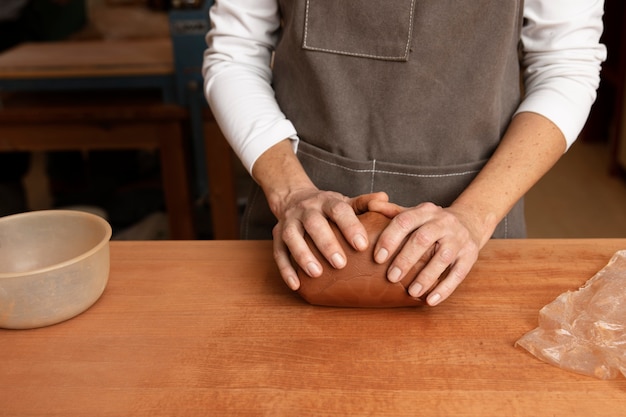 Artisan de poterie dans le studio créant la céramique