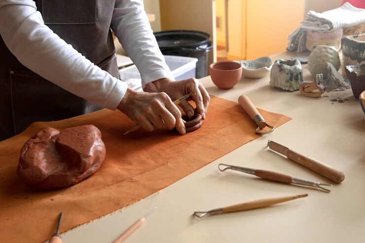 Photo gratuit artisan de poterie dans le studio créant la céramique