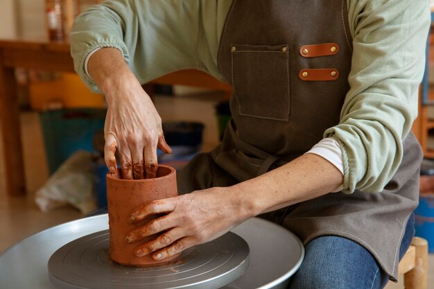 Artisan de poterie dans le studio créant la céramique