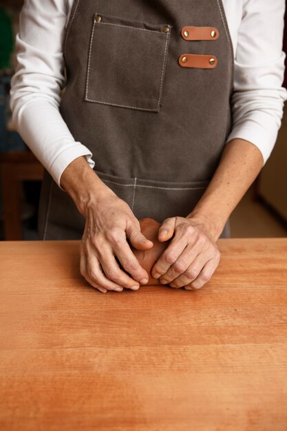 Artisan de poterie dans le studio créant la céramique