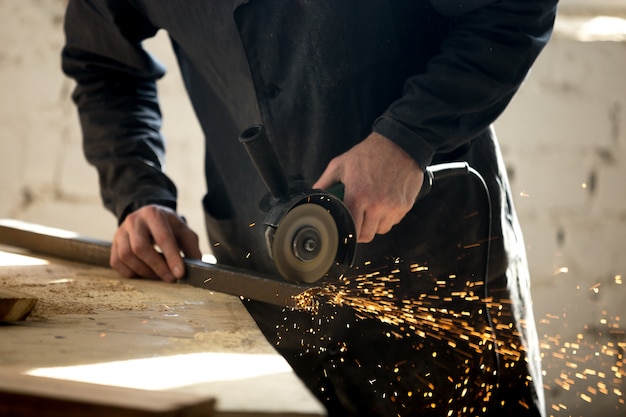 Artisan travaillant avec un outil électrique en atelier