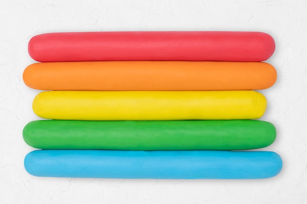 Photo gratuite artisanat créatif graphique coloré texturé en argile sèche arc-en-ciel pour les enfants