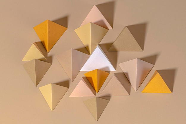 Artisanat en papier pyramide 3d sur fond beige