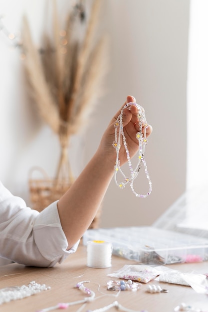 Artisane travaillant avec un collier de perles