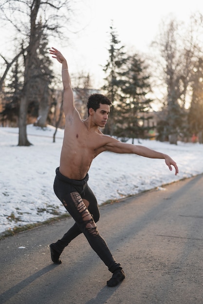 Photo gratuite artiste de ballet à faible angle sur rue