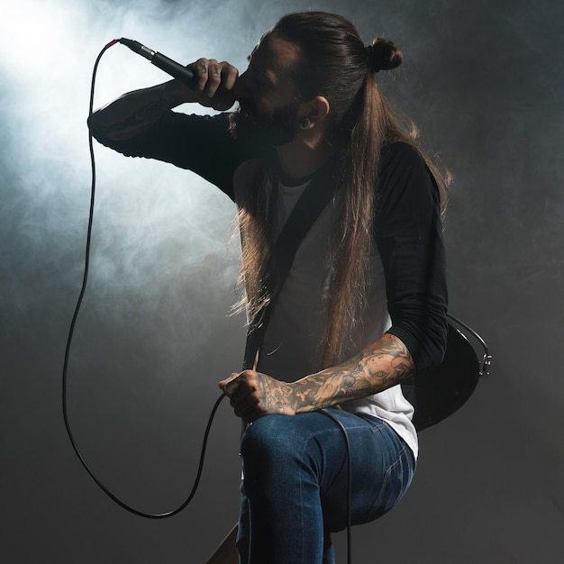 Artiste chantant sur scène tenant un microphone