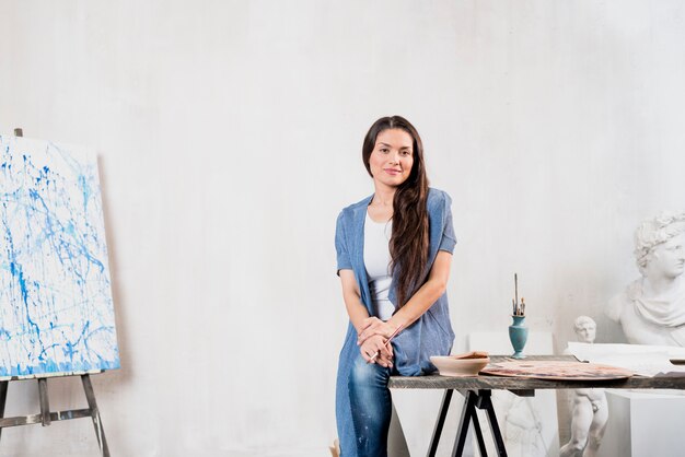 Artiste féminine devant la toile