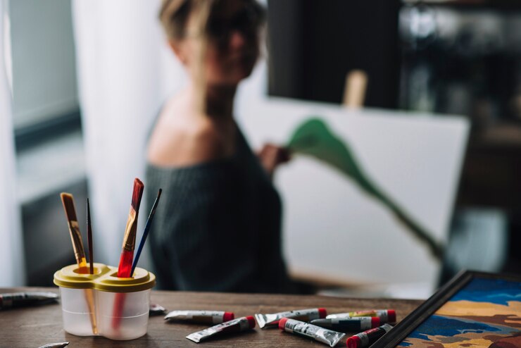 Photo gratuit artiste féminine floue