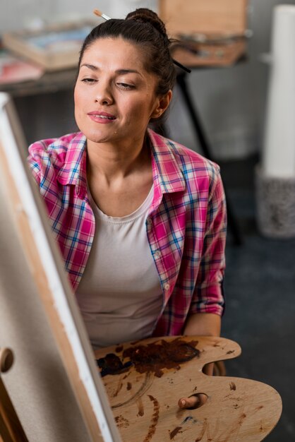 Photo gratuite artiste féminine avec palette de couleurs