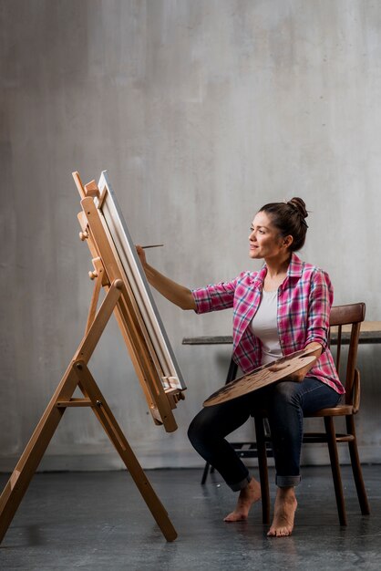 Artiste féminine avec palette de couleurs