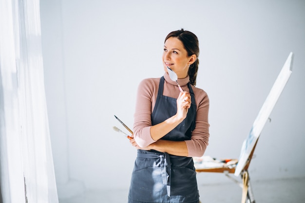 Photo gratuite artiste féminine peignant en studio