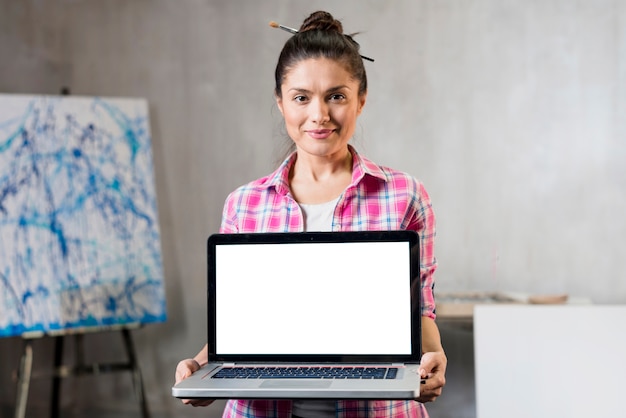 Photo gratuite artiste féminine présentant un ordinateur portable