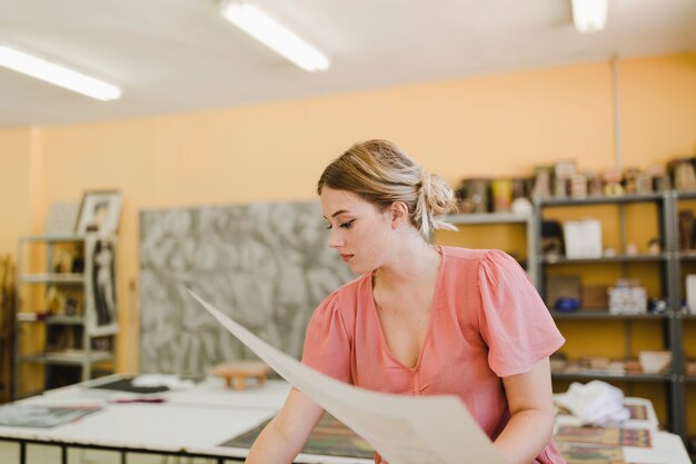 Une artiste féminine travaillant en atelier