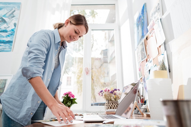 Artiste heureux travaillant à l'intérieur