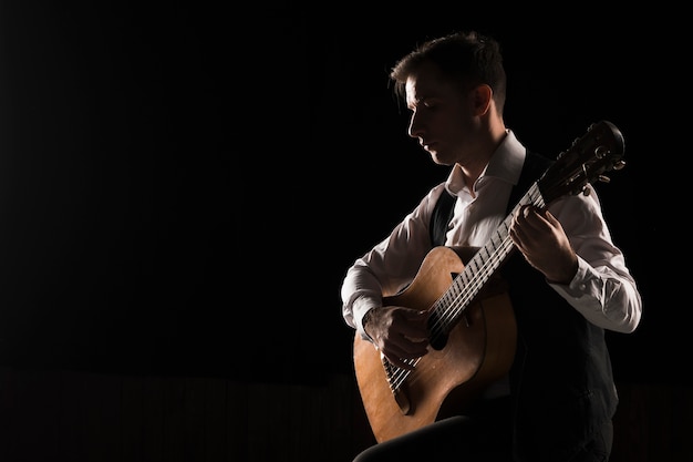 Artiste homme sur scène jouant de l'espace de copie de guitare