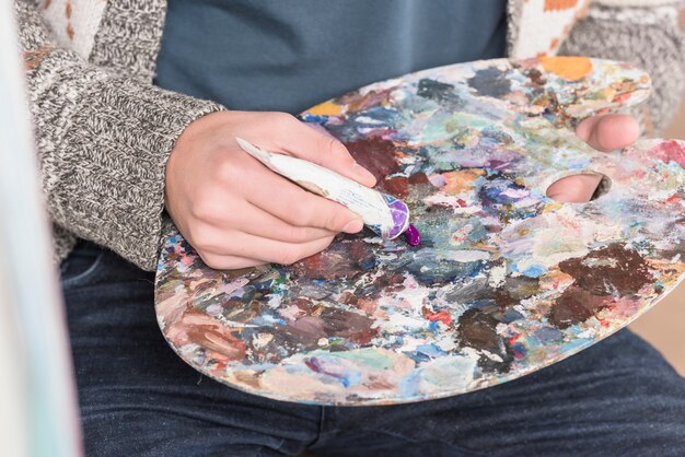 Artiste avec palette de couleurs