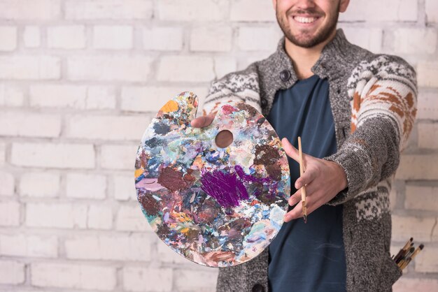 Artiste avec palette de couleurs