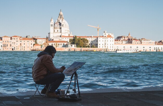Artiste peignant les canaux de Venise en Italie pendant la journée