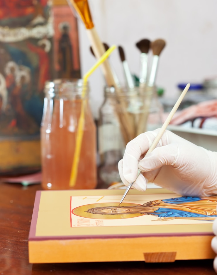 Photo gratuit l&#39;artiste peint de l&#39;icône chrétienne à l&#39;atelier