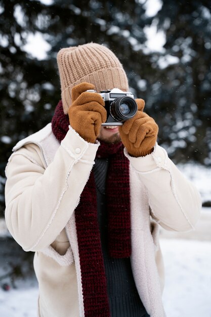 Artiste de plan moyen prenant des photos