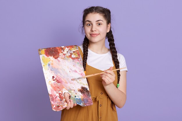 Artiste professionnel souriant avec pinceau et palette