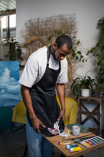 Artiste de vue avant avec des aquarelles