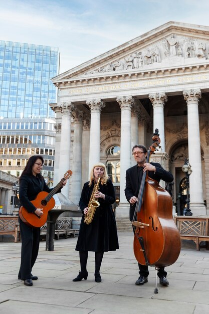 Artistes à plein régime faisant de la musique jazz en plein air