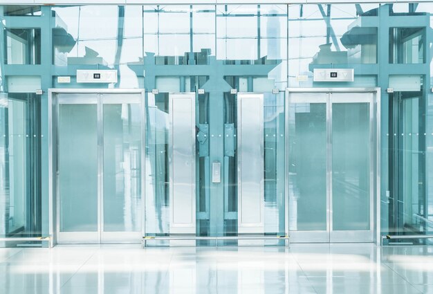 Ascenseur transparent dans le passage souterrain